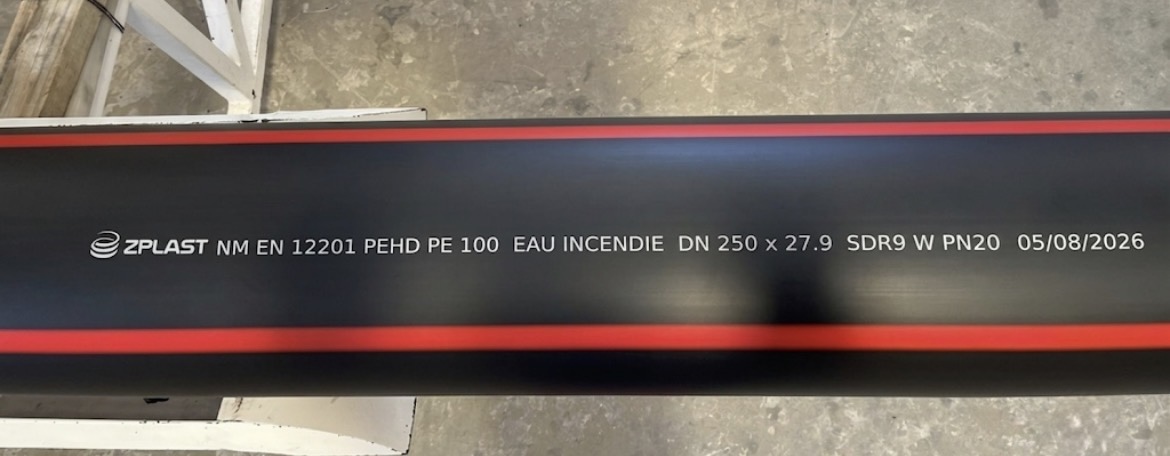 Marquage ZPLAST sur tuyau PEHD noir à bandes rouges